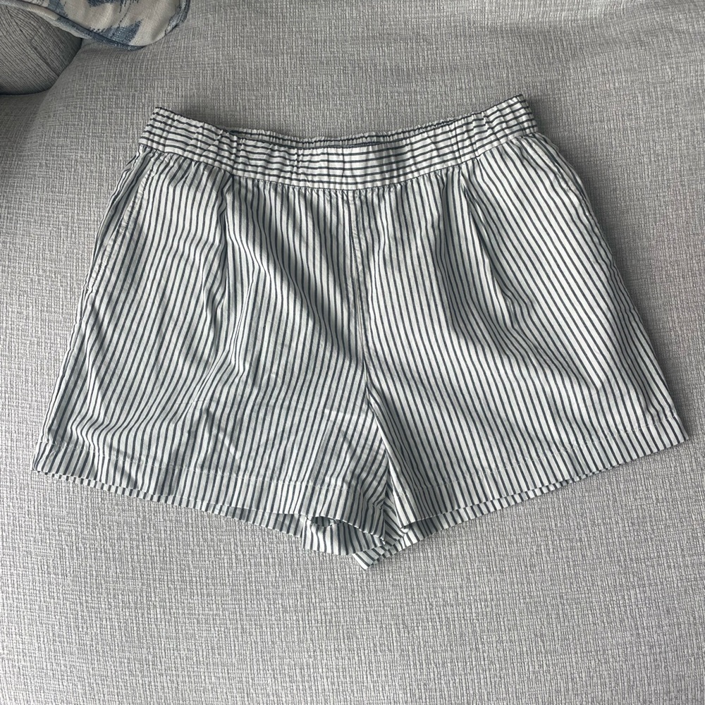Uniqlo High Waist Black and White Shorts